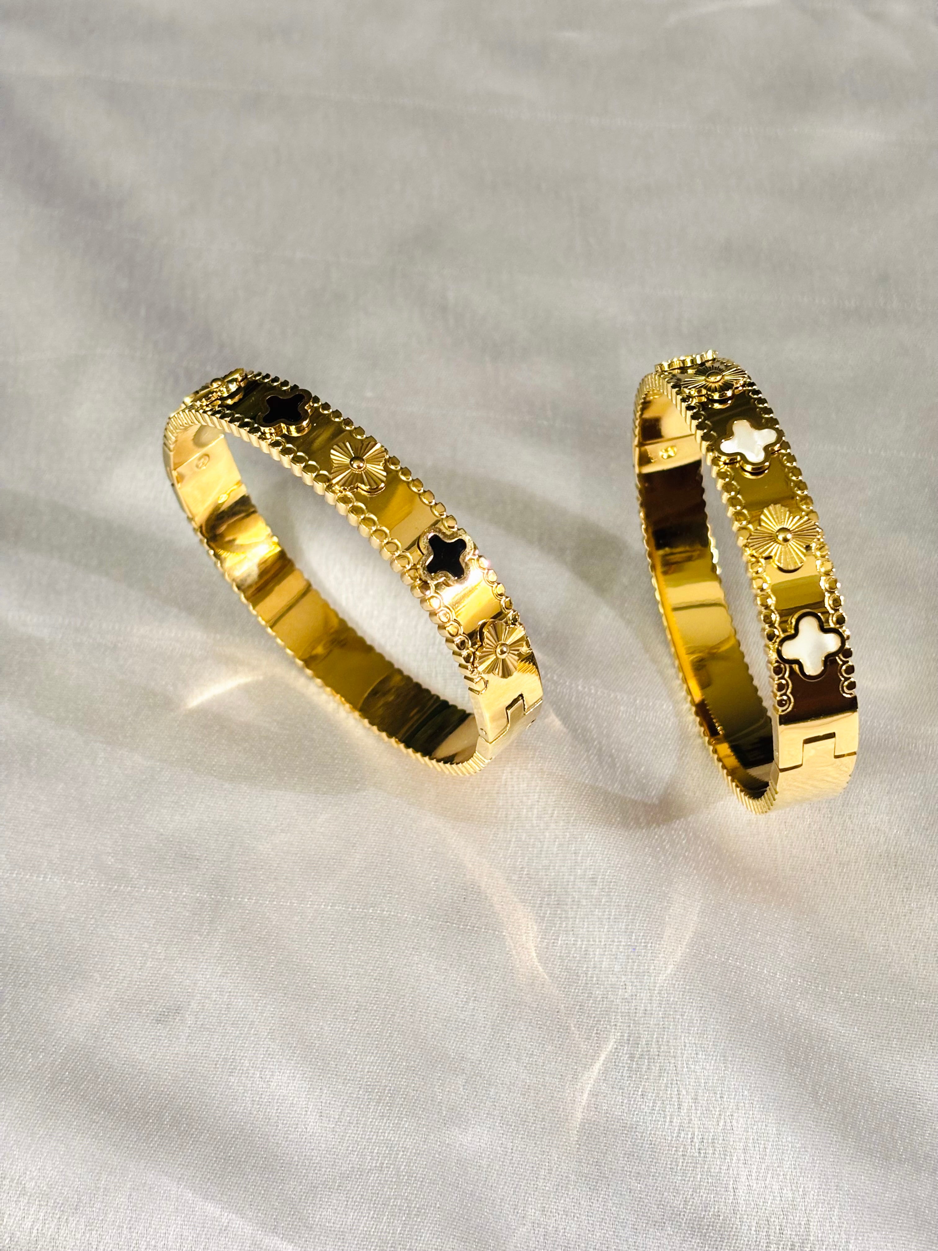 BLACK & GOLD CLOVER BANGLE BRACELET